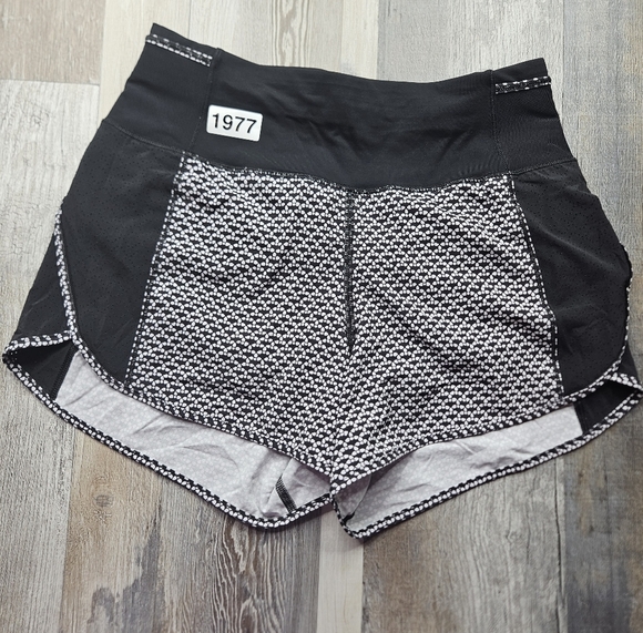 Lululemon Real Quick Short Size 4 Black and White Lined - Picture 1 of 10